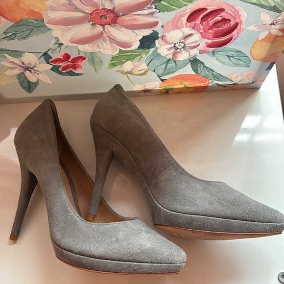 Pour La Victoire Grey Suede Pumps Size 7.5 - Picture 2 of 3